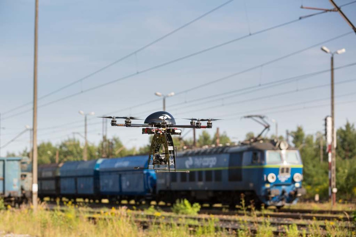Większy z dronów PKP Cargo o rozpiętości skrzydeł jednego metra