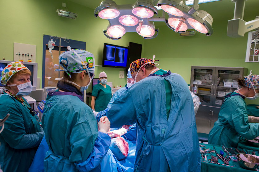 Poznańscy lekarze wszczepili pacjentce nowatorską endoprotezę