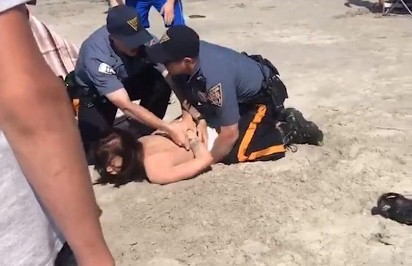 Emily Weinman pobita przez policjanta na plaży podczas Memorial Day