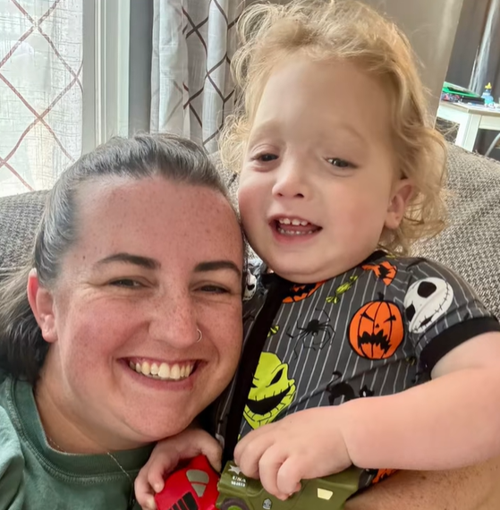 Vďaka liečbe a opatere rodičov sa Liamov stav pomaly zlepšuje.