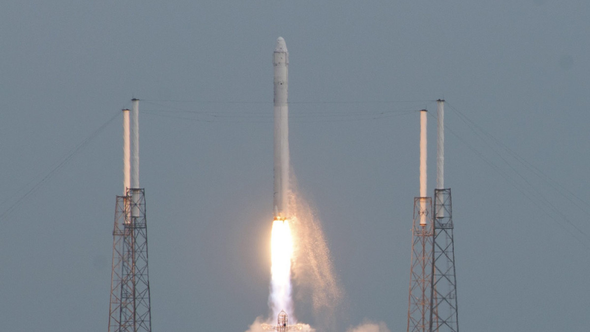 Należący do amerykańskiej prywatnej firmy SpaceX bezzałogowy kosmiczny statek transportowy Dragon wyruszył w piątek z przylądka Canaveral na Florydzie na Międzynarodową Stację Kosmiczną (ISS) z ładunkiem ponad tony zaopatrzenia.