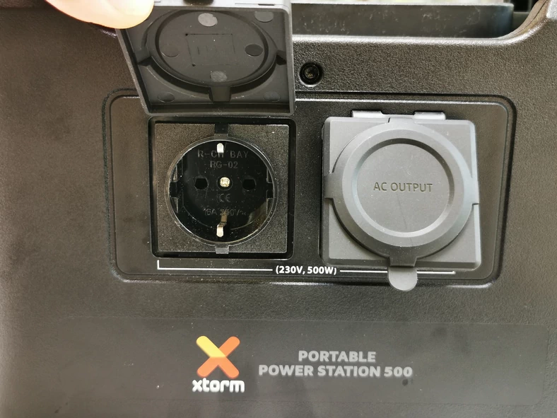 Stacja Xtorm  XP500 ma dwa gniazdka 230V