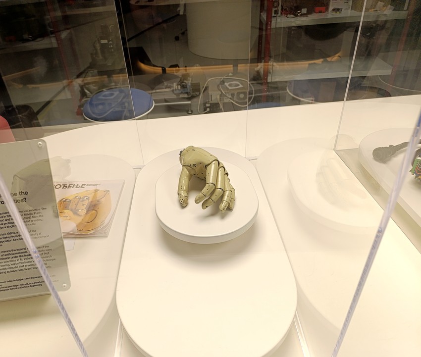 Najstarija robotska šaka