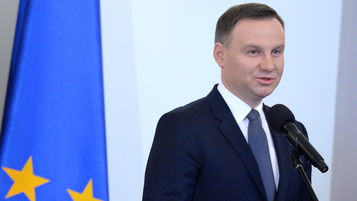 Wśród przedstawicieli sceny politycznej największym zaufaniem cieszy się prezydent Andrzej Duda. Ufa mu ponad połowa (52 proc.) Polaków. Grudniowe notowania są jednak o 3 punkty procentowe słabsze niż w listopadzie - wynika z grudniowego sondażu CBOS.