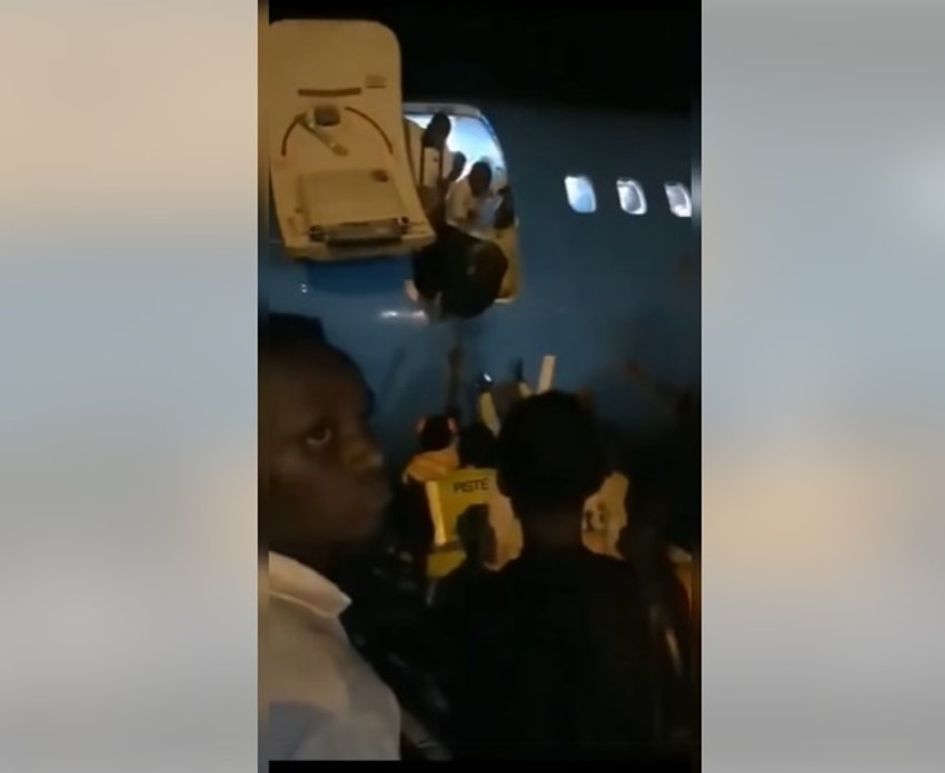 Kongo - putnici iskaču iz aviona na aerodromu Kindu