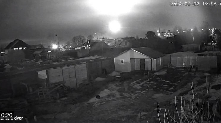 Tüzcsóvák, robbanások Szentpétervár felett/Fotó:Twitter