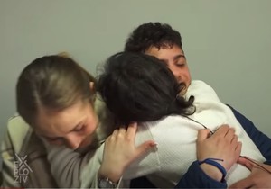 Ana i Saša sa majkom posle 15 godina