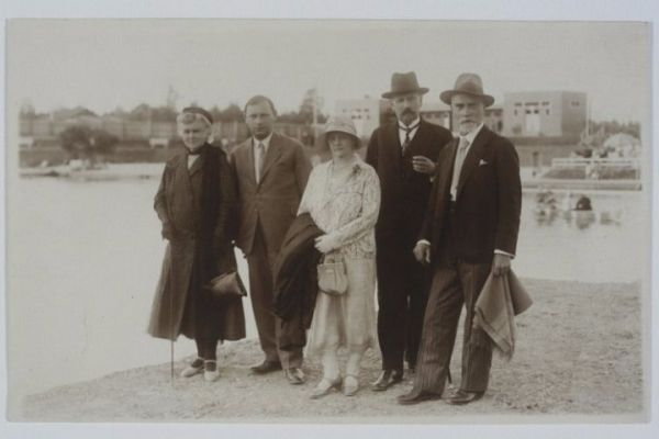 Lucyna Kotarbińska, Karol Irzykowski, Jan Lorentowicz i dwie niezidentyfikowane osoby podczas spaceru w Truskawcu (domena publiczna)