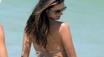 Alessandra Ambrosio w bikini na plaży w Brazylii