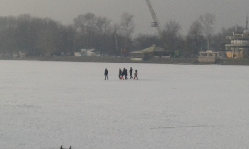 Porodična šetnja po zaleđenom jezeru