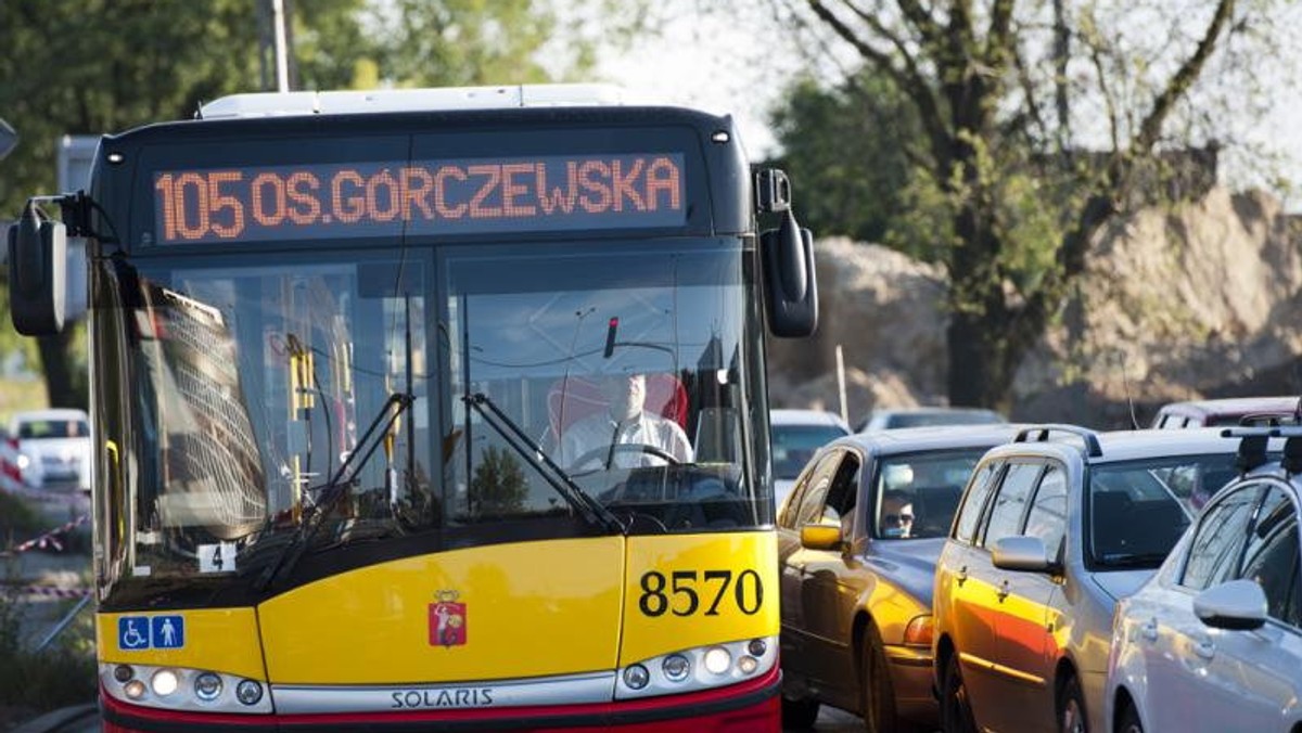 Dziewięć linii autobusowych zmieni swoje trasy, na stołeczne ulice wyjedzie też dodatkowa linia zastępcza. W poniedziałek wieczorem zostanie zamknięty dla ruchu fragment ul. Lazurowej na warszawskim Bemowie. Utrudnienia związane są z kolejnym etapem budowy ul. Nowolazurowej. Podpowiadamy, co się zmieni.