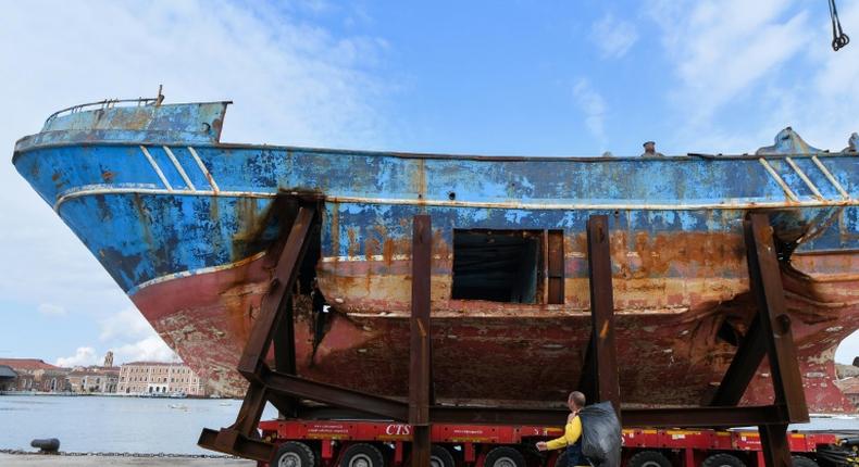 The fishing boat in which up to 900 migrants died will be exhibited at the Venise Biennale art fair