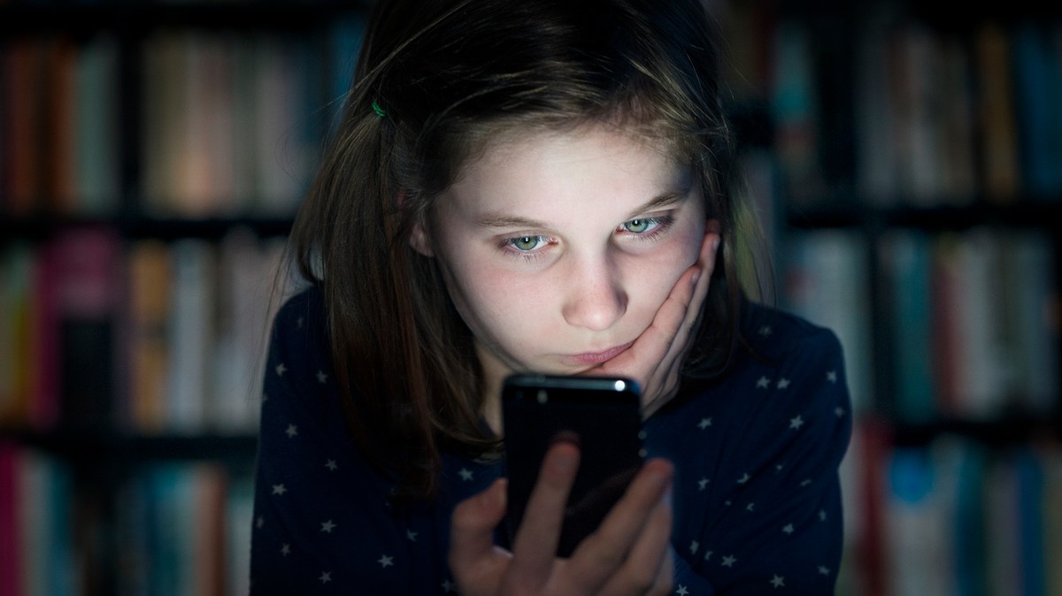 Online zaklatás, erőszakos játékok és meztelenség – Így védhetjük meg gyermekeinket a digitális támadásoktól!