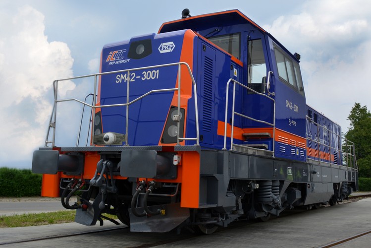 Ten sam kontrakt z Newagiem obejmował też przebudowę takich 10 lokomotyw SM42 typu 18D, czyli jednoagregatowych. Te składy nie będą już jednak ciągnęły wagonów pasażerskich. To pojazdy manewrowe, które mają być wykorzystywane do przetaczania pociągów PKP Intercity na stacjach węzłowych, np. Warszawa Grochów, Wrocław Główny, Kraków i Gdynia Grabówek.