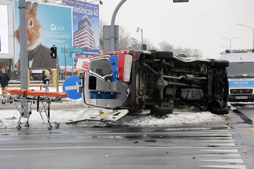 Poważny wypadek w Białymstoku. Karetka przewróciła się na bok