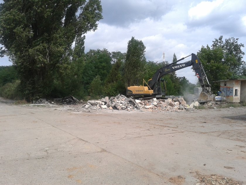 Rozebrali stary stadion na Dębcu