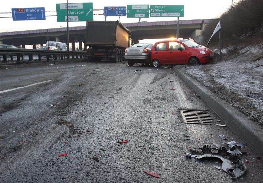 Katowice .  Karambol na zdjezdzie z autostrady A4