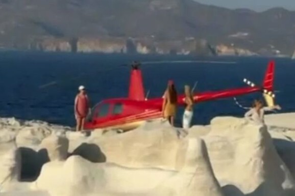 HELIKOPTEROM SLETEO NA PLAŽU, PA OTIŠAO DA SE RASHLADI Hit scena zapalila društvene mreže: Kupači u šoku gledali šta radi (VIDEO)