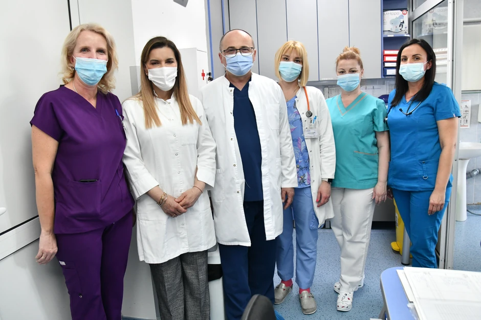 Prof. dr Sanja Radojević Škodrić, direktorka RFZO, sa dr Sinišom Dučićem, lekarima i sestrama koji brinu o operisanim pacijentima