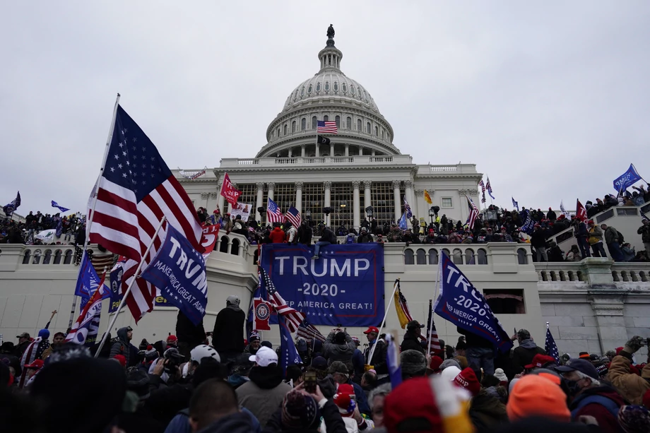 Zwolennicy Trumpa w trakcie protestu na Kapitolu