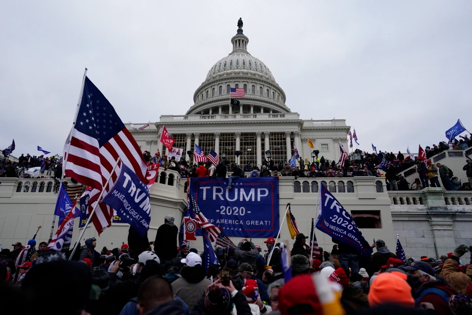 Zwolennicy Trumpa w trakcie protestu na Kapitolu