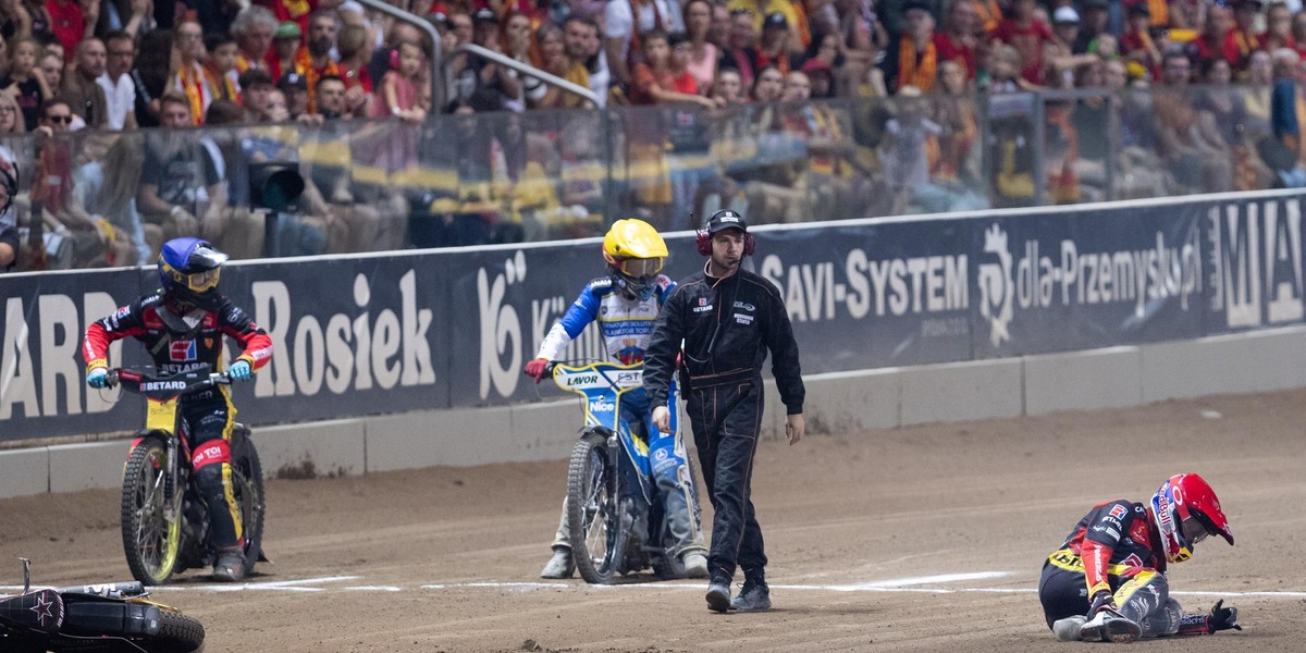 Motocykl po prostu "stanął dęba" i zrzucił Macieja Janowskiego na tor. Koszmarny upadek. 