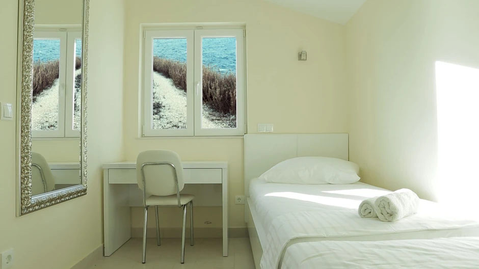 Ana Hušman, Skoro ništa