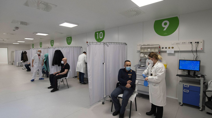 Rendvédelmi dolgozókat készülnek beoltani koronavírus elleni vakcinával a milánói Fiera kereskedelmi központban létesített oltóközpontban 2021. február 18-án./ Fotó:MTI/EPA-ANSA/Andrea Fasani