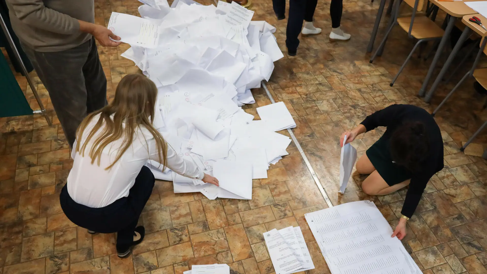 Jak PKW liczy głosy? Wynik PiS-u z godziny na godzinę spadał