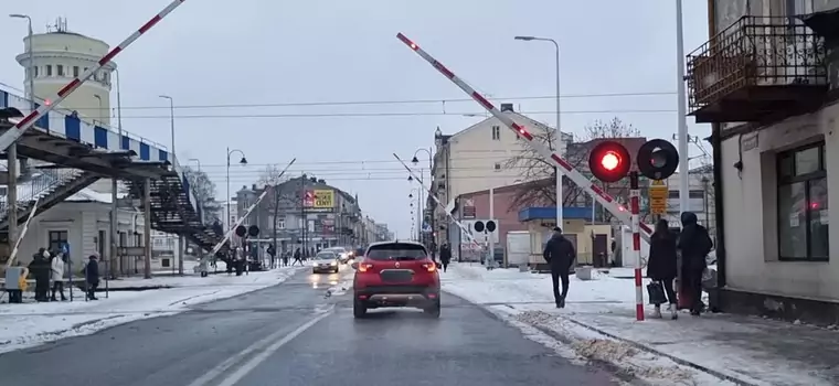 Wjechała na przejazd podczas podnoszenia szlabanów. Dostała 2 tys. zł mandatu 