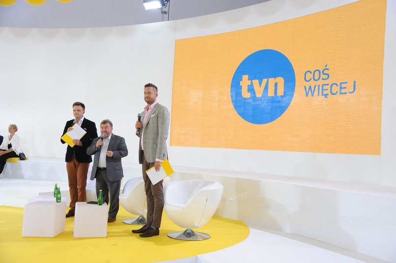 Sprzedaż TVN następowała partiami. Przeanalizowanie finansowych transakcji i zawiłych zależności między spółkami ITI w to zaangażowanymi stanowi nie lata wyzwanie. Bez wnikania w szczegóły - w efekcie porozumienia z Grupą Canal Plus Francuzi najpierw przejęli platformę n, po to by połączyć ją ze swoim Cyfrą+, a potem przejęli mniejszościowy pakiet udziałów w TVN. Pozostałe 51 proc. udziałów czeka właśnie na właściciela.