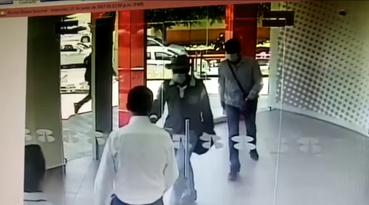 Egyetlen mozdulattal megállította a három fegyveres támadót a biztonsági őr / Fotó: YouTube
