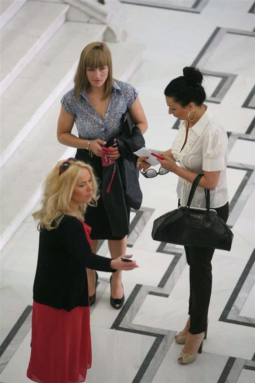 Rewia mody w Sejmie! Posłanki poczuły lato. FOTO