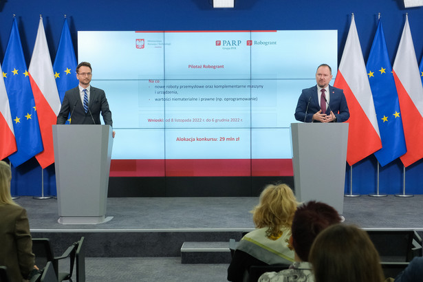 Minister rozwoju i technologii Waldemar Buda oraz prezes Polskiej Agencji Rozwoju Przedsiębiorczości Dariusz Budrowski