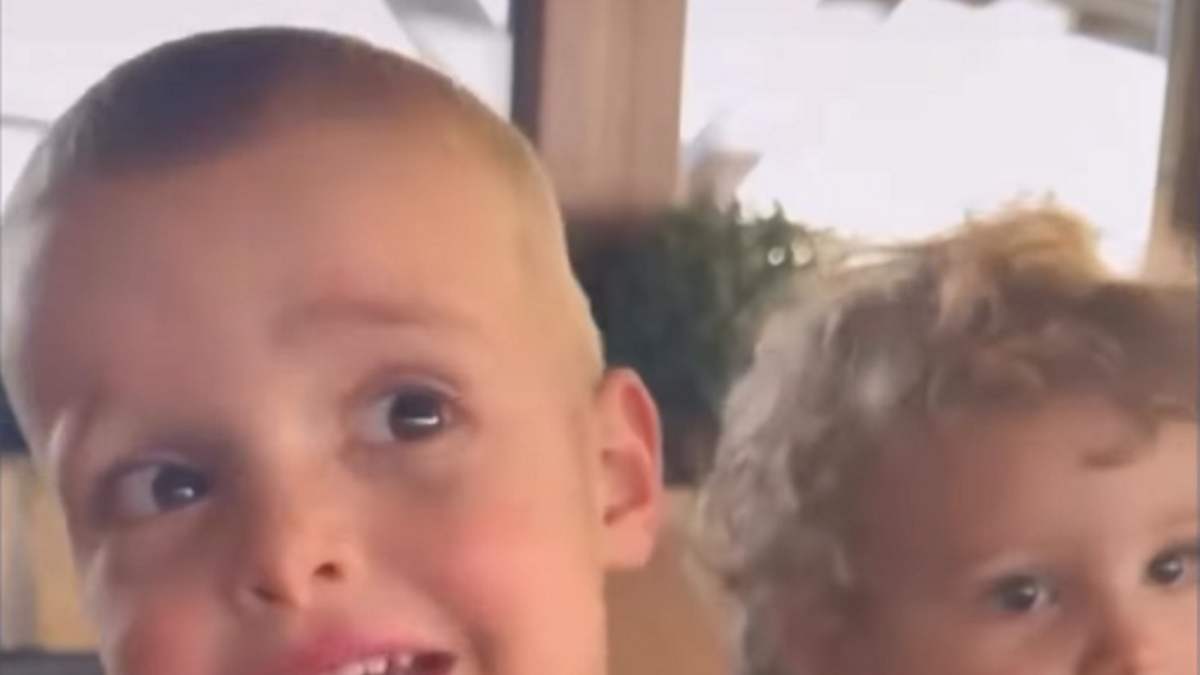 (VIDEO) KRSTAN RAŽNATOVIĆ PEVA NA RUSKOM Pridružio mu se mlađi brat Isaija, raznežili sve: Ceca i Veljko podelili snimak iz doma Ražnatovića