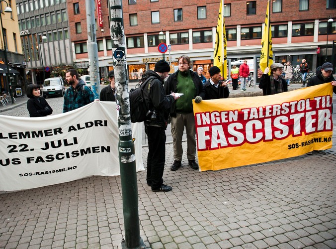 Demonstracja przed sądem w Oslo podczas przesłuchania Andersa Breivika
