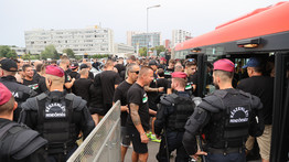 Megérkeztek a fradisták a stadionba, óriási a rendőri készültség Pozsonyban