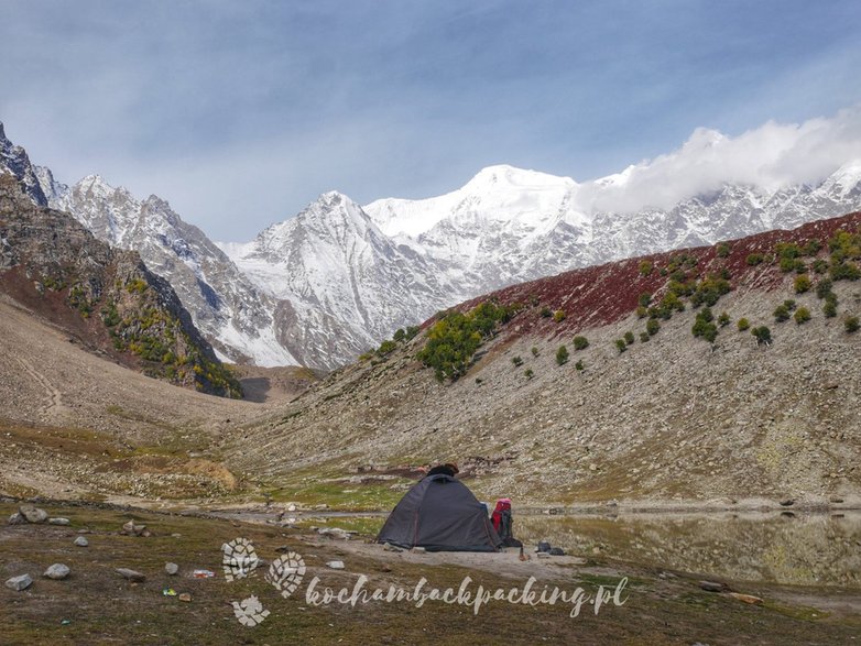 Nocleg nad jeziorem Rama Lake.