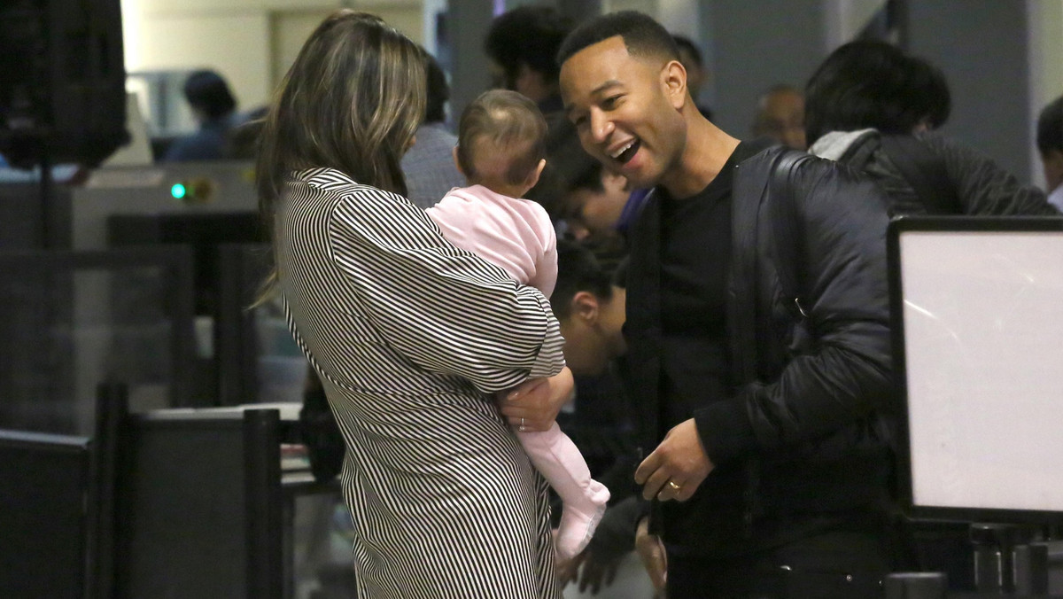 Chrissy Teigen i John Legend z córką na lotnisku