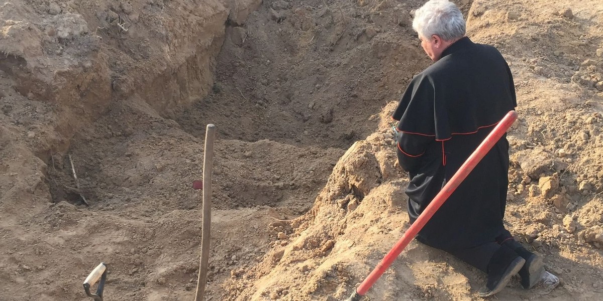 Kard. Konrad Krajewski modlił się nad masowym grobem w Borodziance.