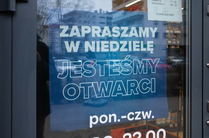 Głos z rządu w sprawie zakazu handlu. Większe płace albo sprzeciw