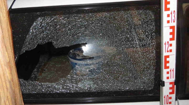Csúnyán összetörte a család kocsiját / Fotó: Police.hu