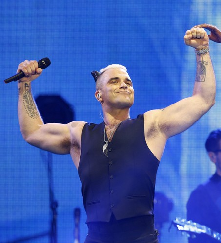 Robbie Williams podczas koncertu w Barclaycard Center w Madrycie