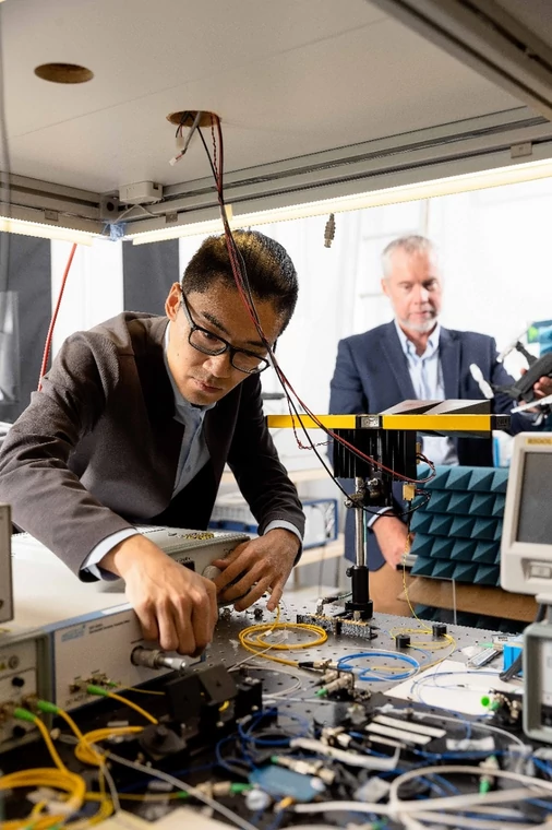 Doktorant Ziqian Zhang i prof. Benjamin Eggleton optymalizujący system fotoniczny