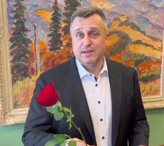 Andrej Danko s ružou v ruke.