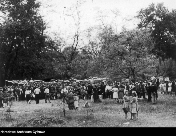 Zabawy ludowe na Bielanach w Warszawie - rok 1948 - zdjęcie pochodzi z archiwów Narodowego Archiwum Cyfrowego