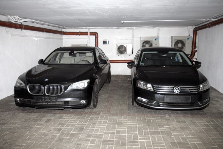 BMW serii 7, którym jeździł prezes Amber Gold, Marcin P. i VW Passat należący do firmy