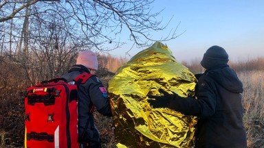 Ratownicy medyczni pomagają ludziom w głębi lasu. W styczniu "zawieszamy misję na granicy"