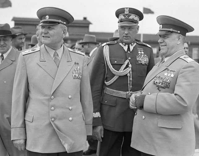 Rokossowski (w środku) z radzieckimi marszałkami, Iwan Koniew (po lewej) i Gieorgij Żukow (po prawej), w Warszawie, 1955 r.