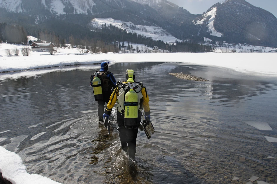 Ulazak u ledeno jezero - ilustracija
